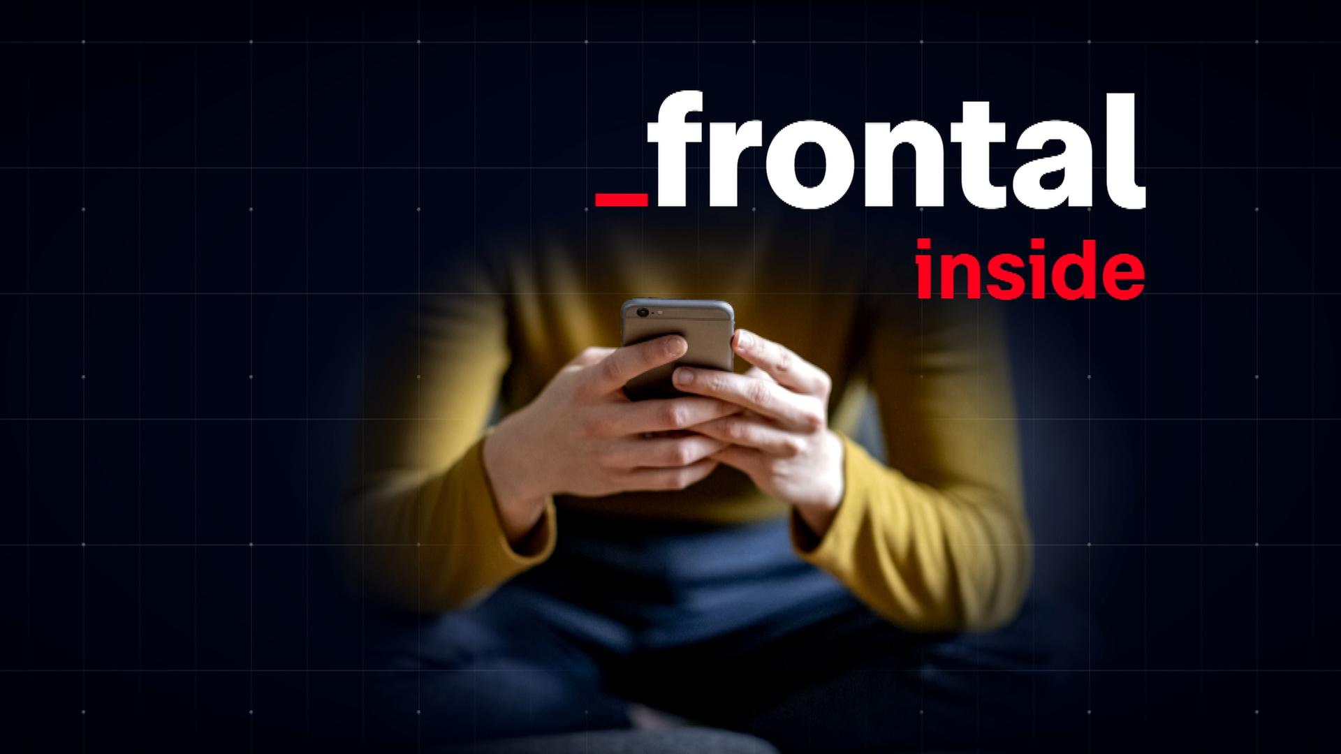 Anonymer Teenager schaut in Handybildschirm