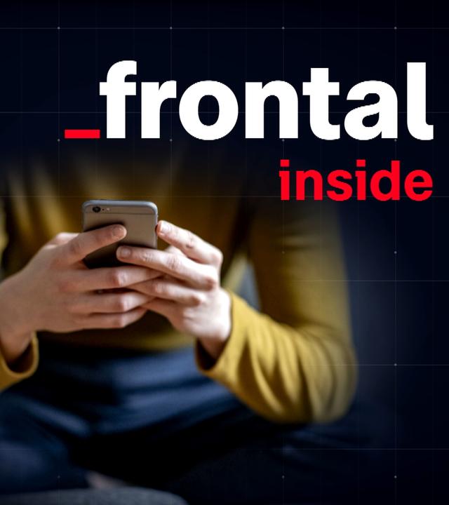 Anonymer Teenager schaut in Handybildschirm