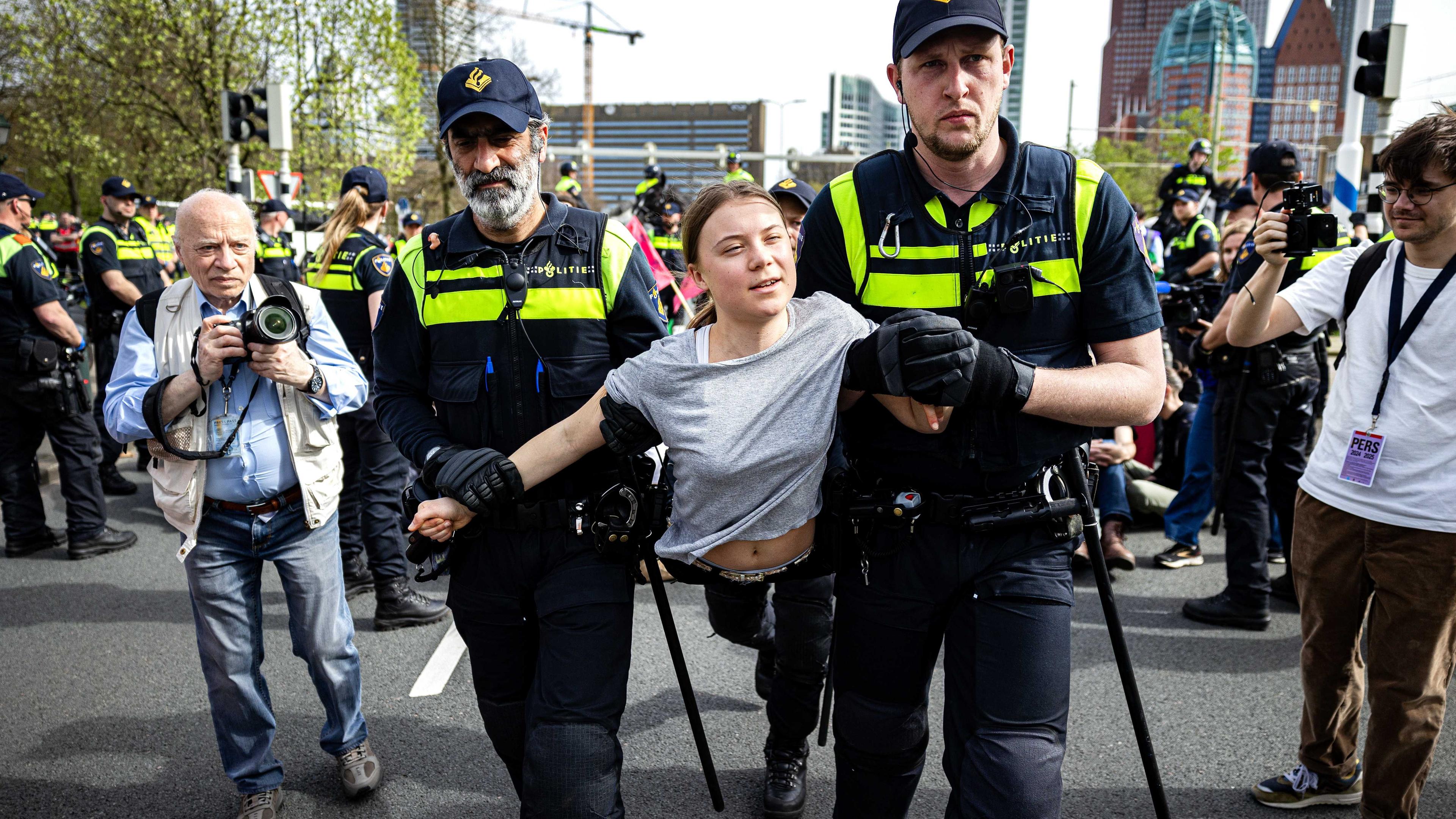 Greta Thunberg und niederländische Polizisten