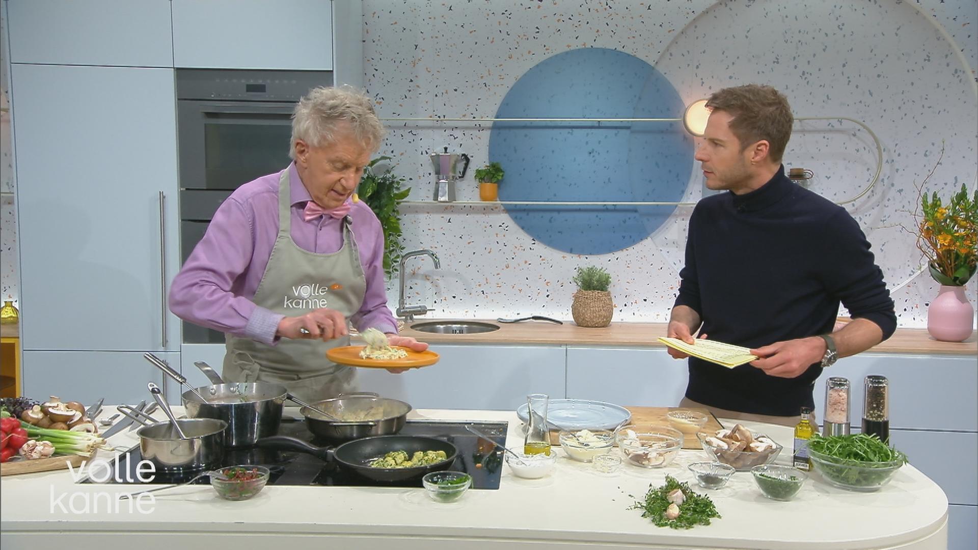 Armin Roßmeier mit Florian Weiss in der "Volle Kanne"-Küche. 