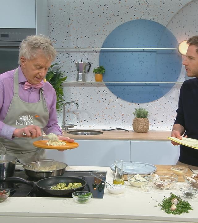 Armin Roßmeier mit Florian Weiss in der "Volle Kanne"-Küche. 