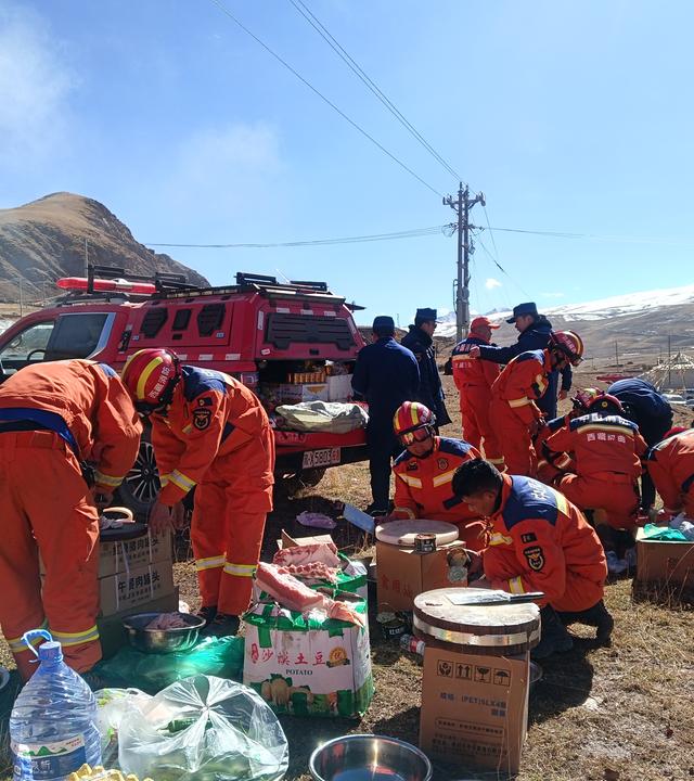 Nach einem schweren Erdbeben in Tibet mit mindestens 16 Toten laufen die Such- und Rettungseinsätze weiter. 