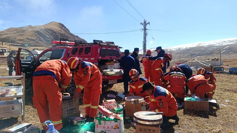 Nach einem schweren Erdbeben in Tibet mit mindestens 16 Toten laufen die Such- und Rettungseinsätze weiter. 