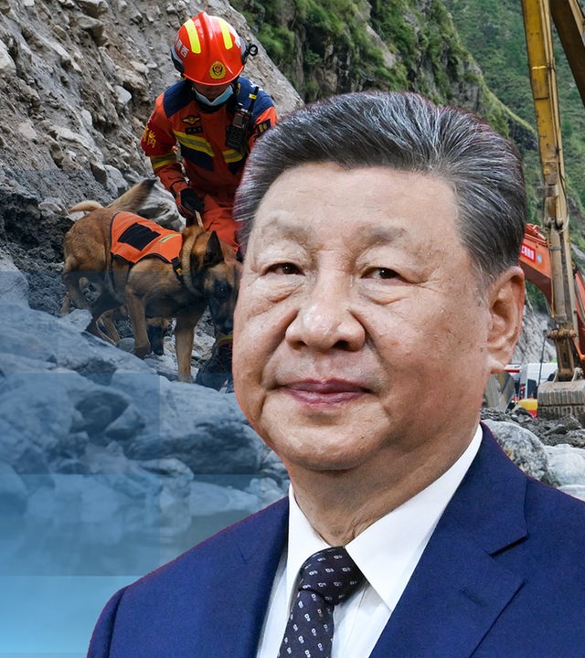 Ein Ausschnitt des Chinesischen Präsidenten Xi vor Einsatzkräften, die in Nepal nach der schweren Sturzflut im Geröll nach Überlebenden suchen.
