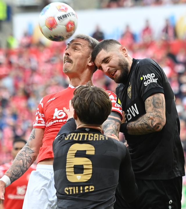 Der Stürmer der 05er Phillip Tietz gerät im Kopfballduell mit Stuttgarts Jeff Chabot aneinander, kann sich dennoch durchsetzen 