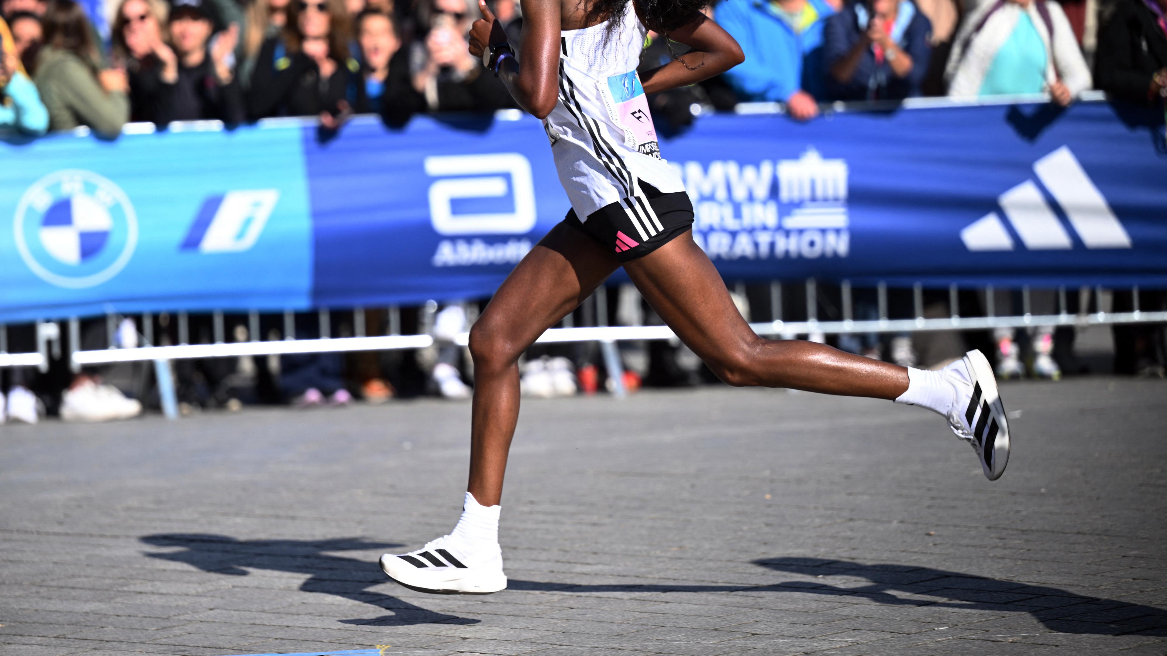 Tigist Assefa in Aktion beim Berlin Marathon am 24.09.2023
