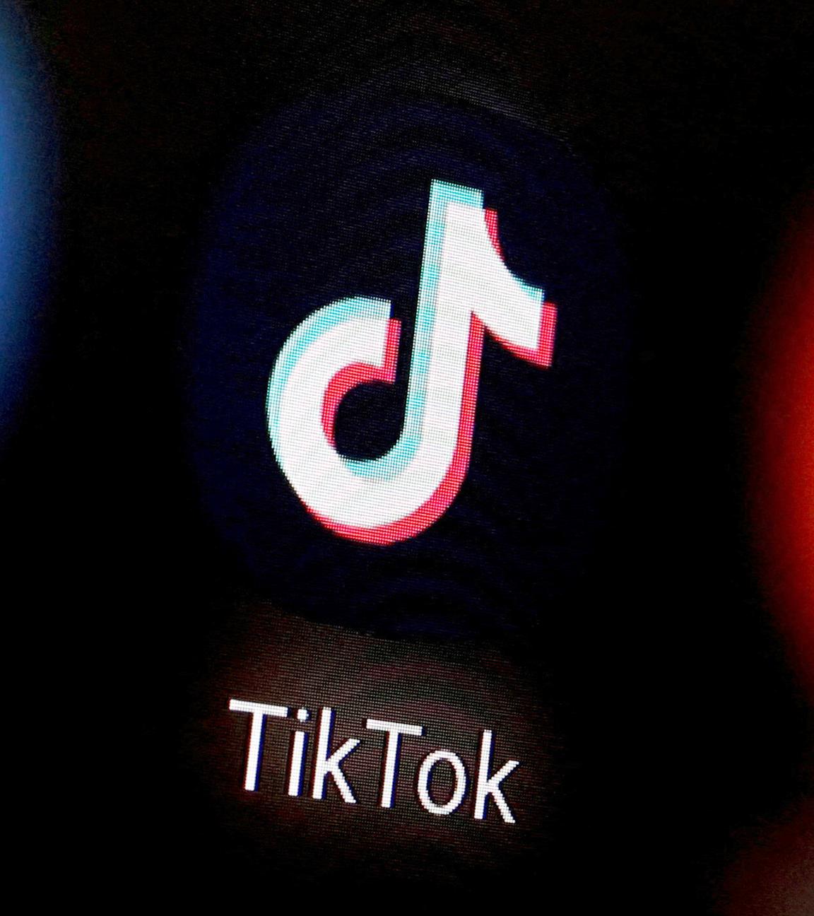 Symbolbild: TikTok Logo ist auf einem Smartphone zu sehen