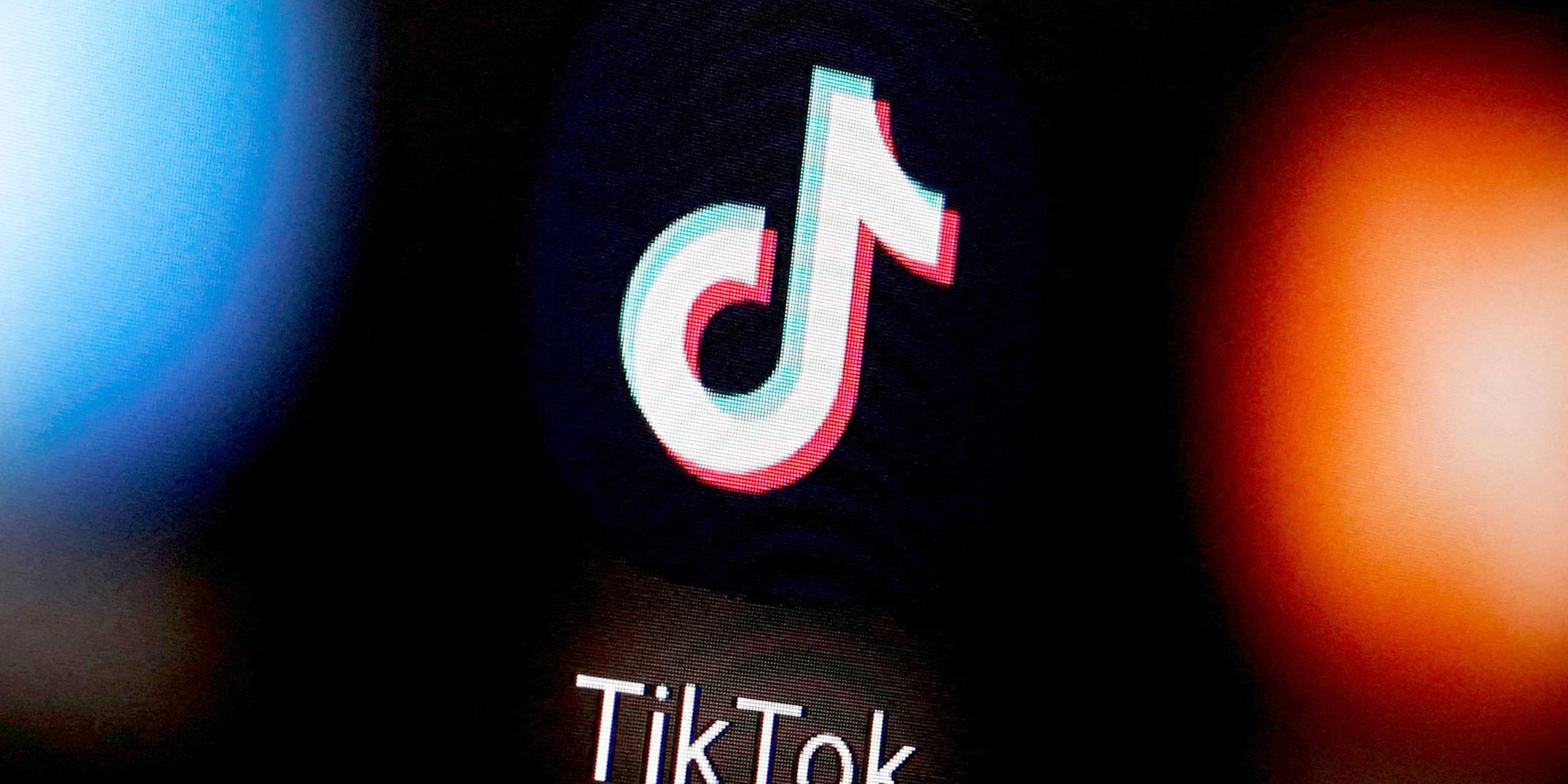 Symbolbild: TikTok Logo ist auf einem Smartphone zu sehen