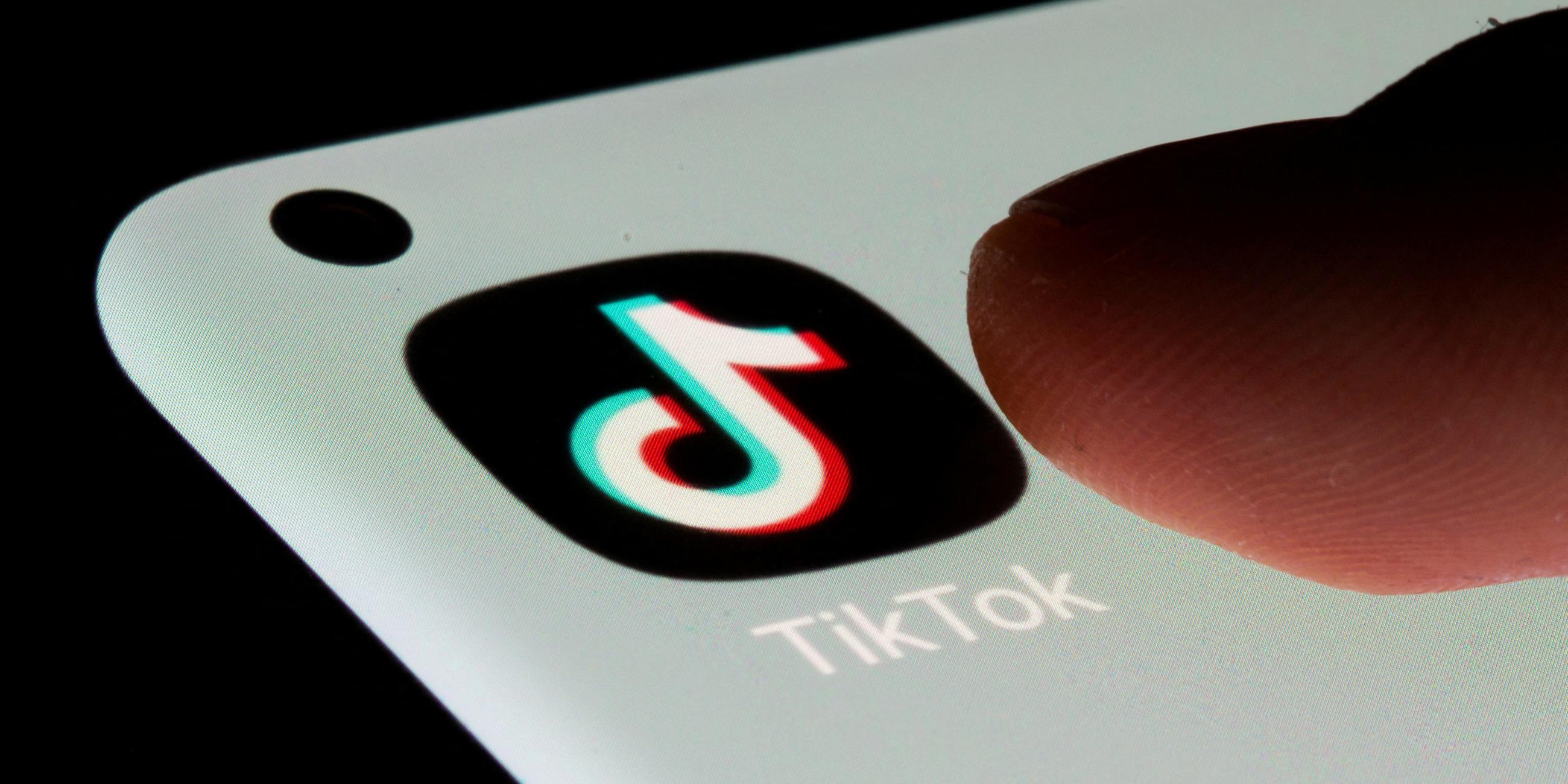 Symbolbild: TikTok app auf einem Smartphone