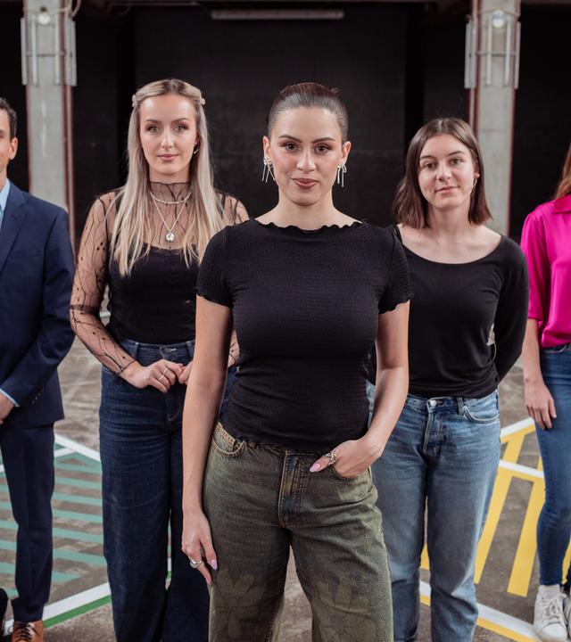 Moderatorin Salwa Houmsi steht mit ihren sechs Gästen auf dem 13-Fragen-Spielfeld.