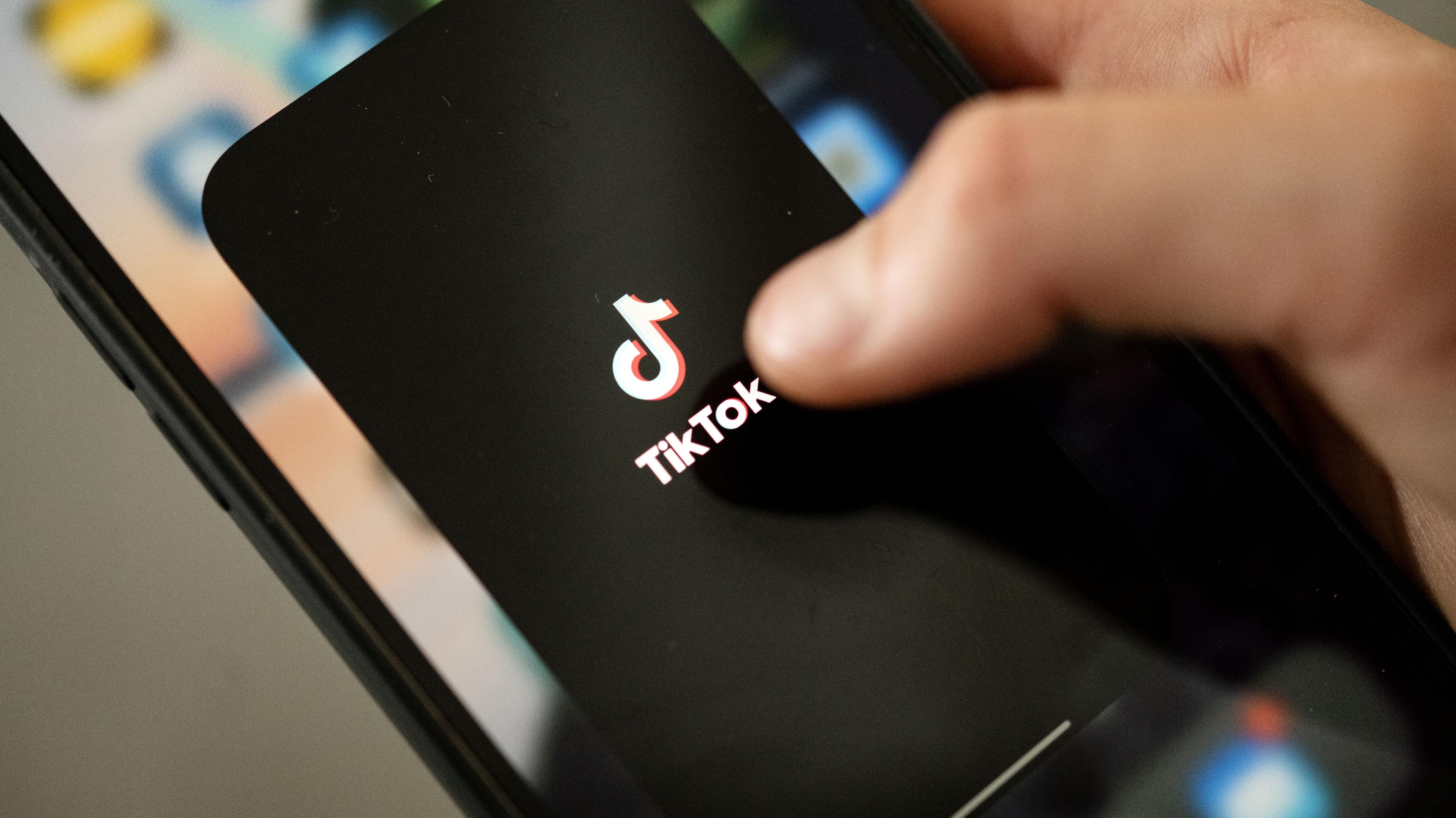 Archiv:  Ein Teenager tippt auf das TikTok-Logo auf einem Smartphone.