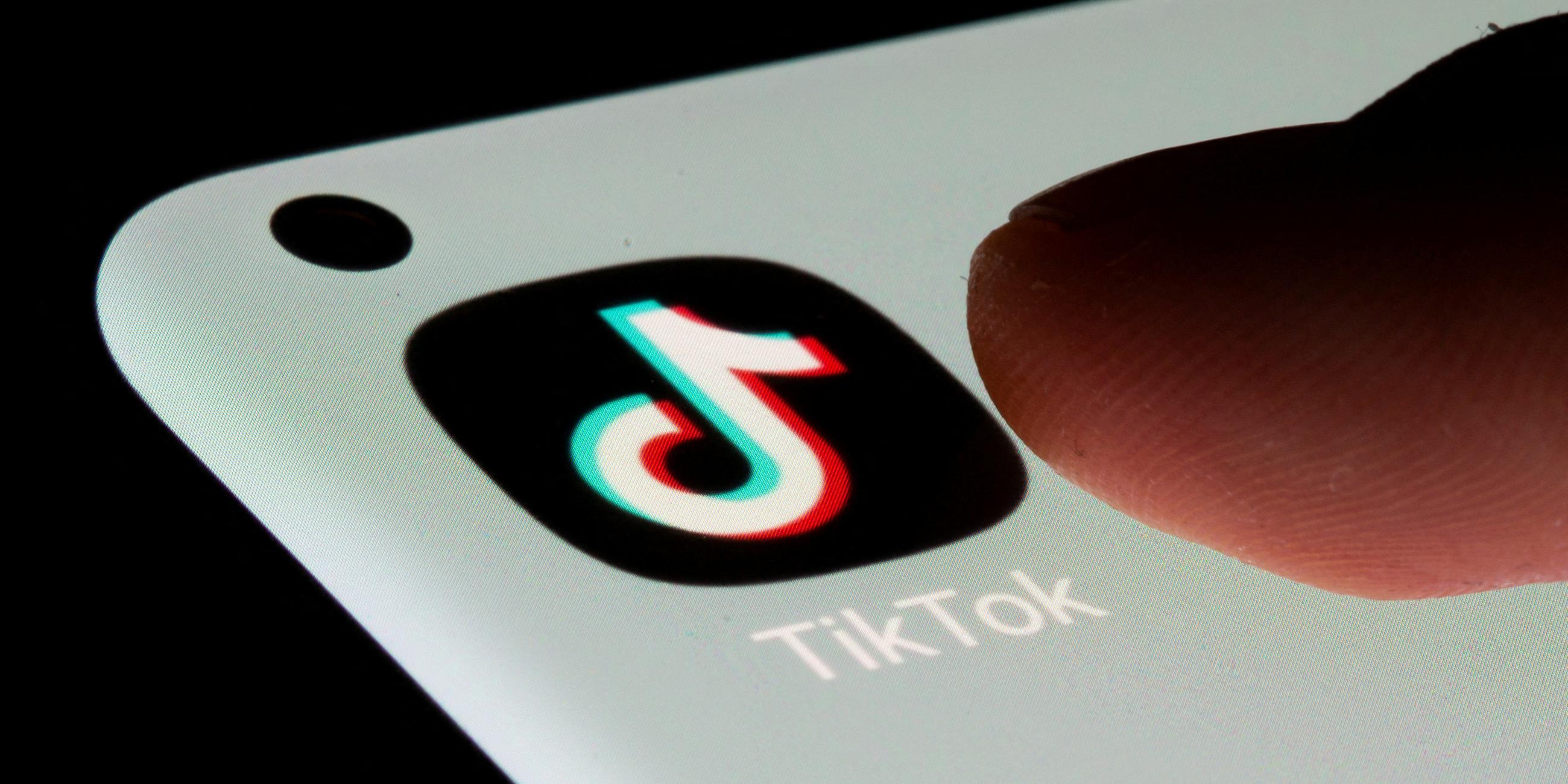 Das Symbol der TikTok-App auf einem Handy. 