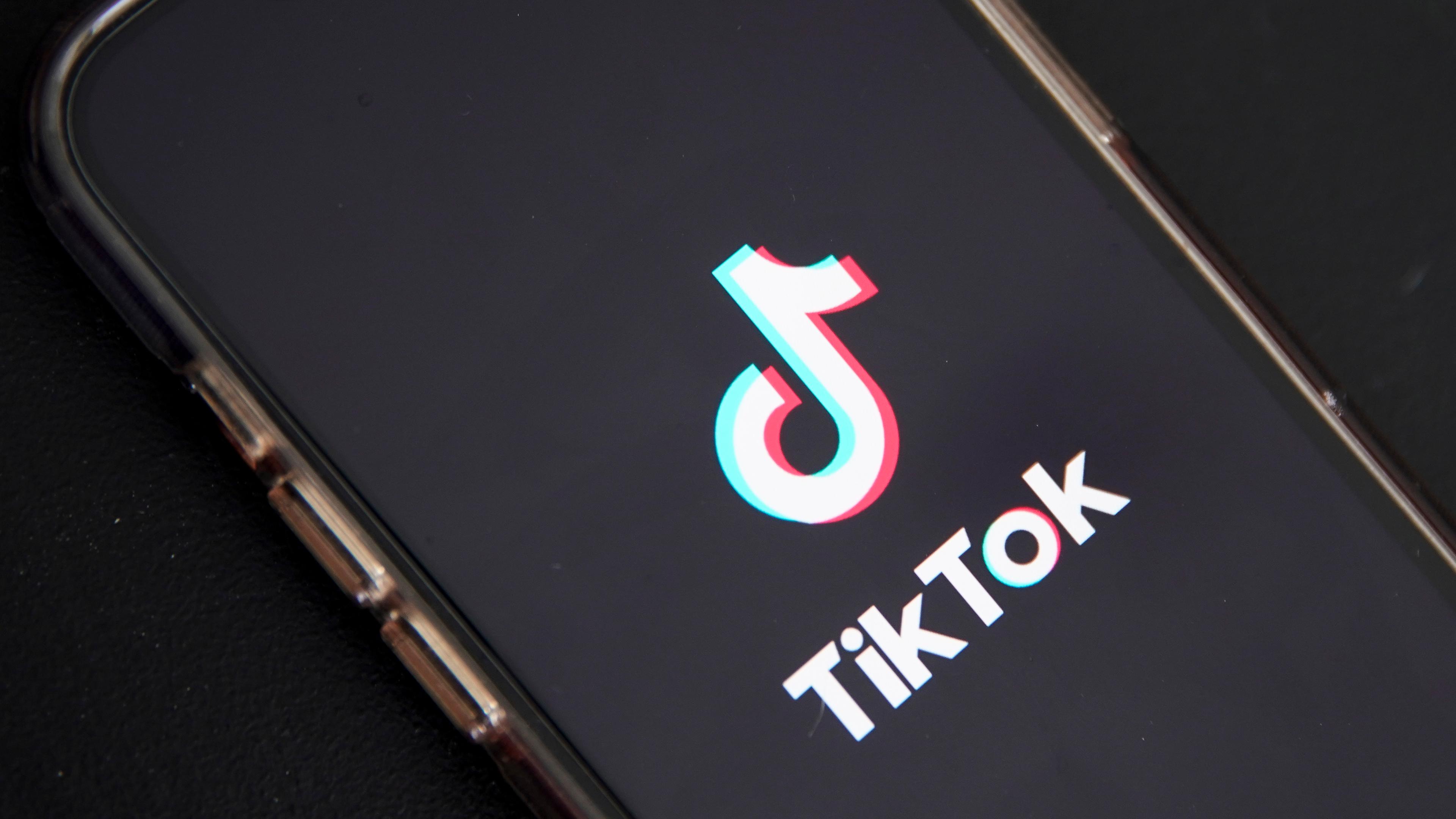Ein Smartphone mit der App TikTok