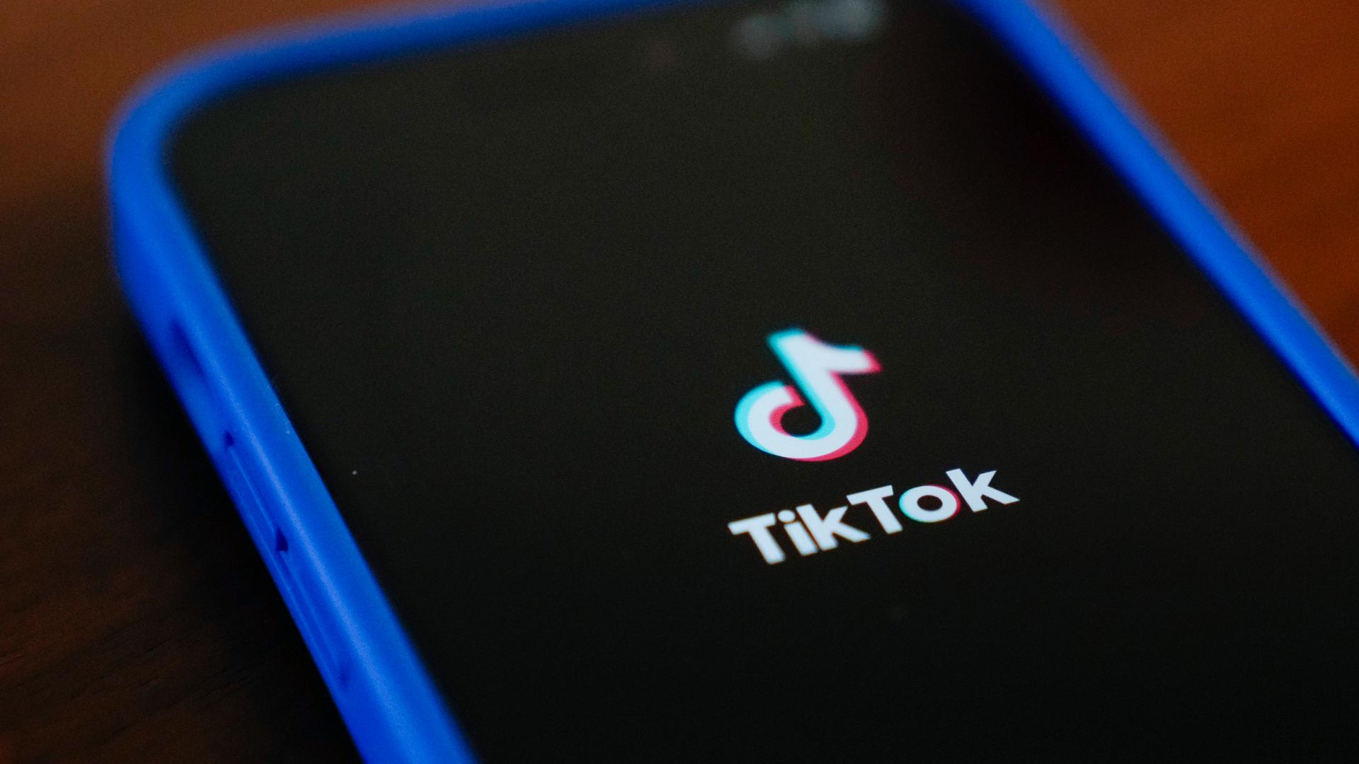 Das Logo der TikTok-App ist auf einem iPhone zu sehen.