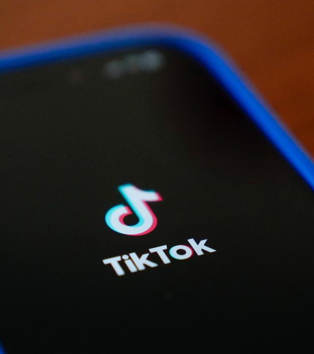 Das Logo der TikTok-App ist auf einem iPhone zu sehen.