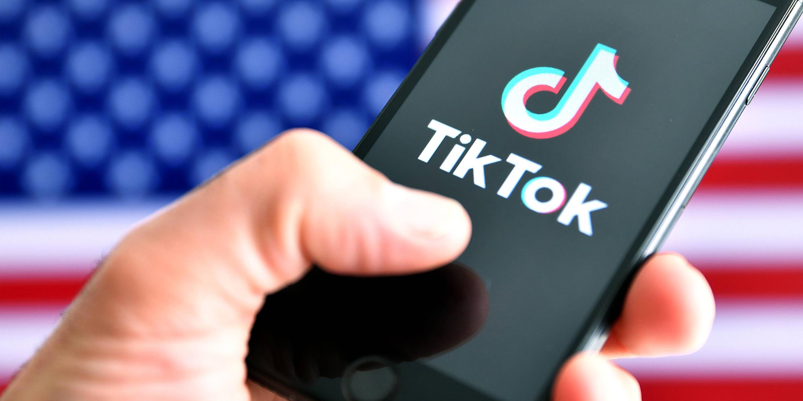 Das Logo der mobilen App TikTok der Firma ByteDance ist auf dem Bildschirm eines Smartphones zu sehen.