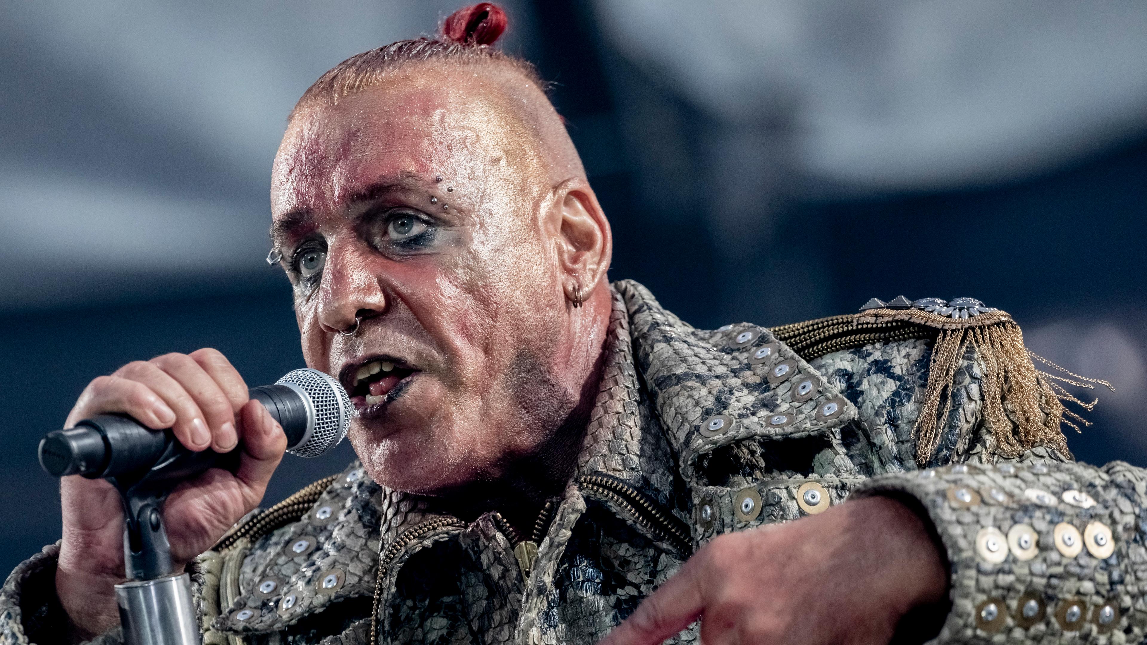 Rammstein-Sänger Till Lindemann bei einem Konzert im Berliner Olympiastadion