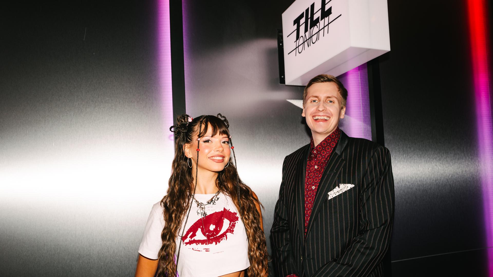 Till Reiners und Nina Chuba lächeln in die Kamera.