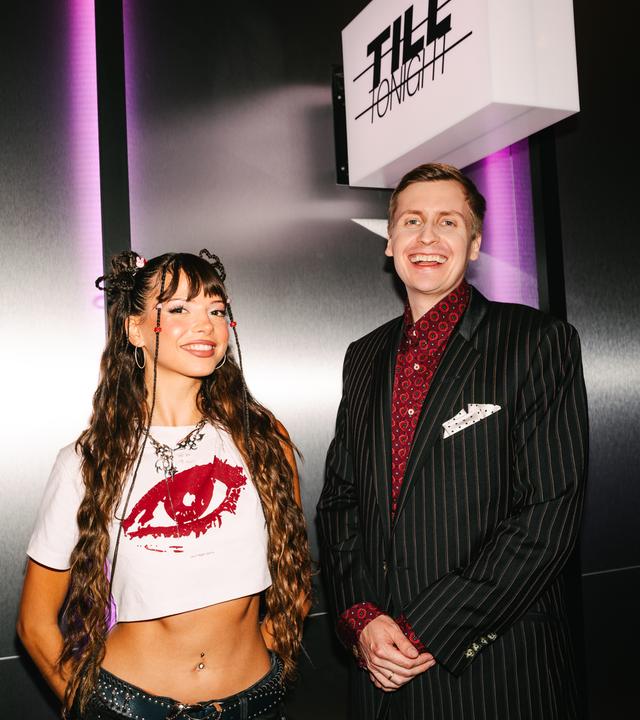 Till Reiners und Nina Chuba lächeln in die Kamera.