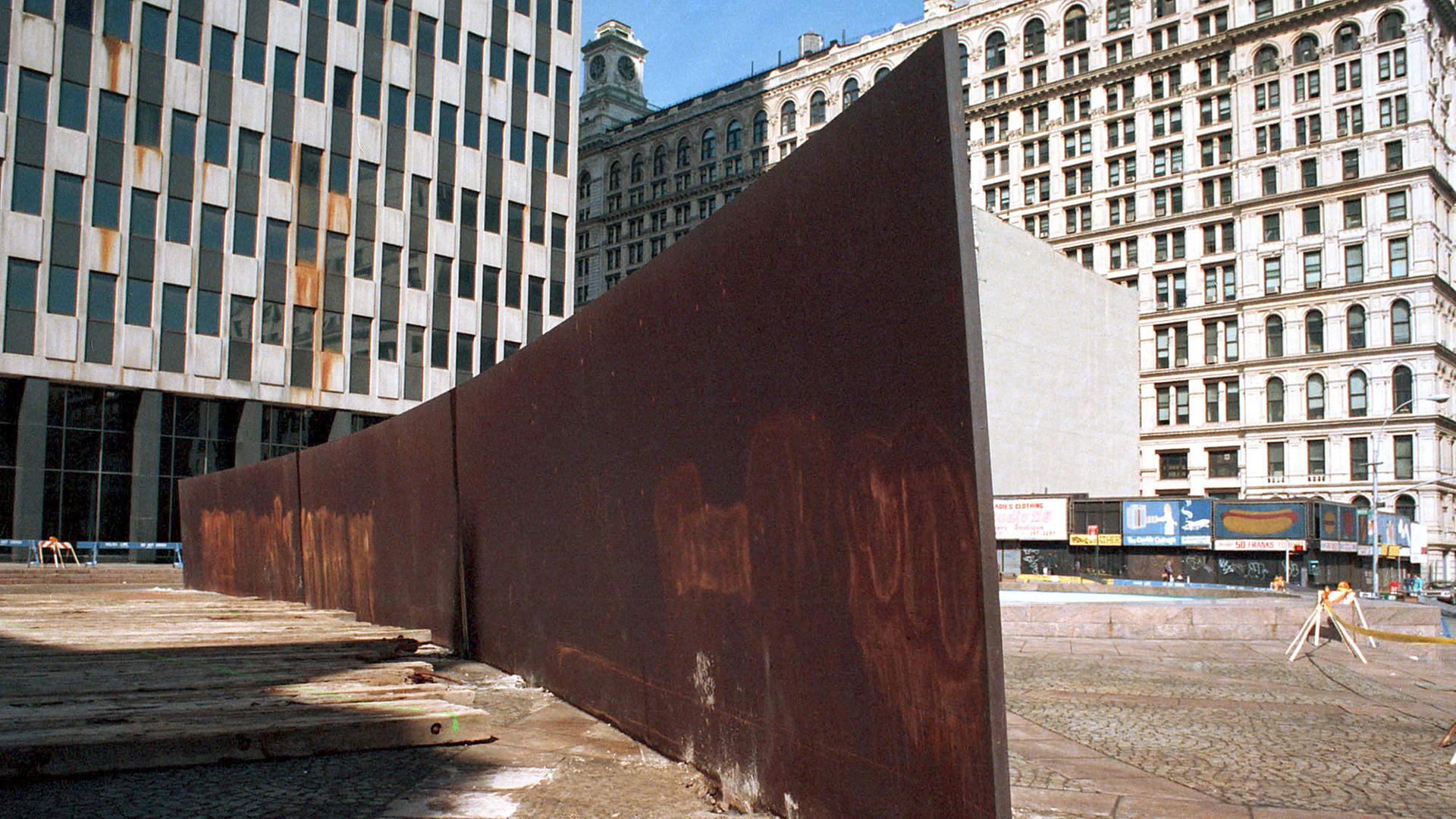 "Tilted Arc", eine Fuß hohe, geschwungene, geneigte Wand aus rostendem Stahl des berühmten amerikanischen Bildhauers Richard Serra, aufgenommen am 11.03.1989 in New York