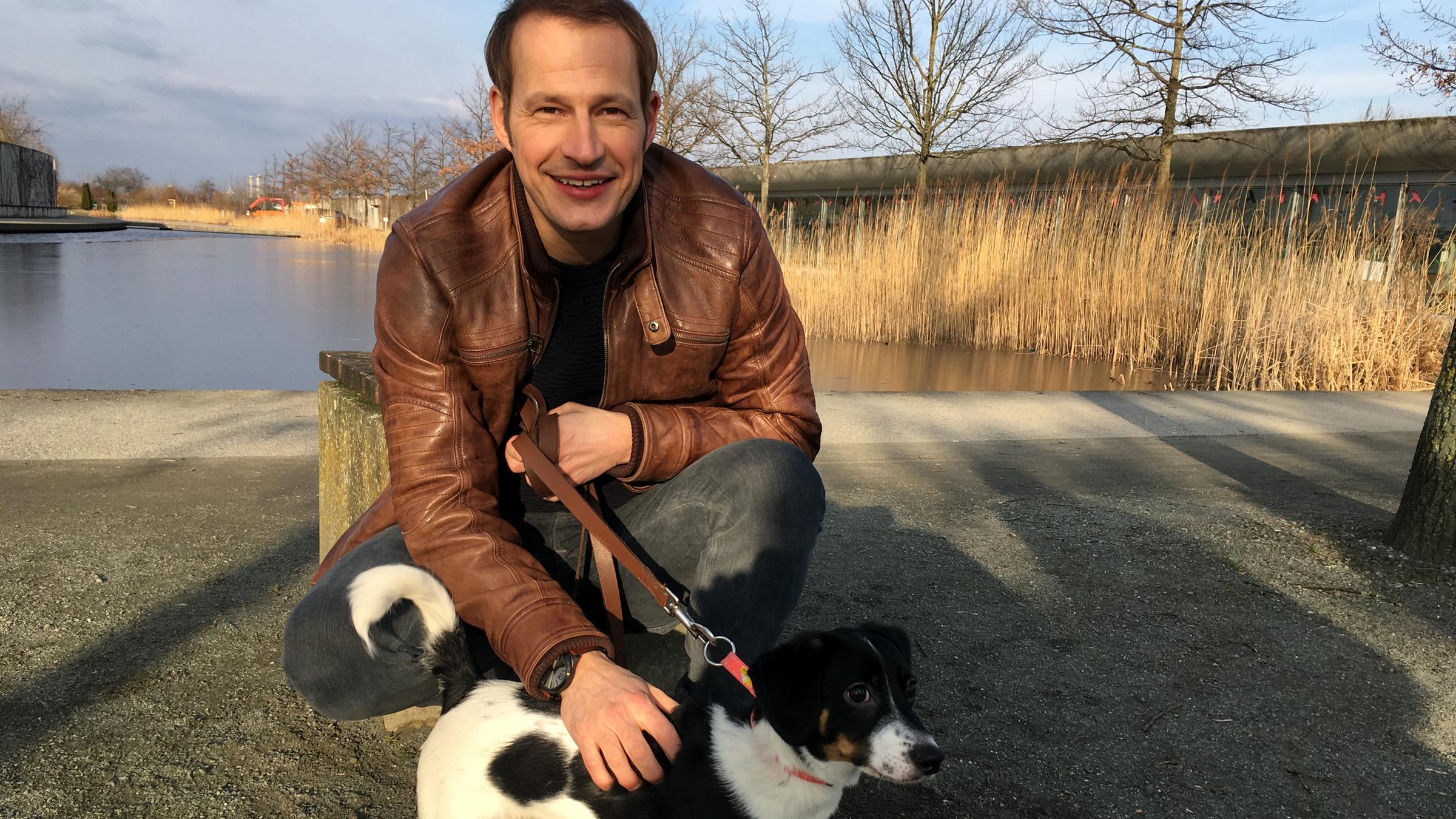 "drehscheibe"-Moderator Tim Niedernolte im Tierheim Berlin.