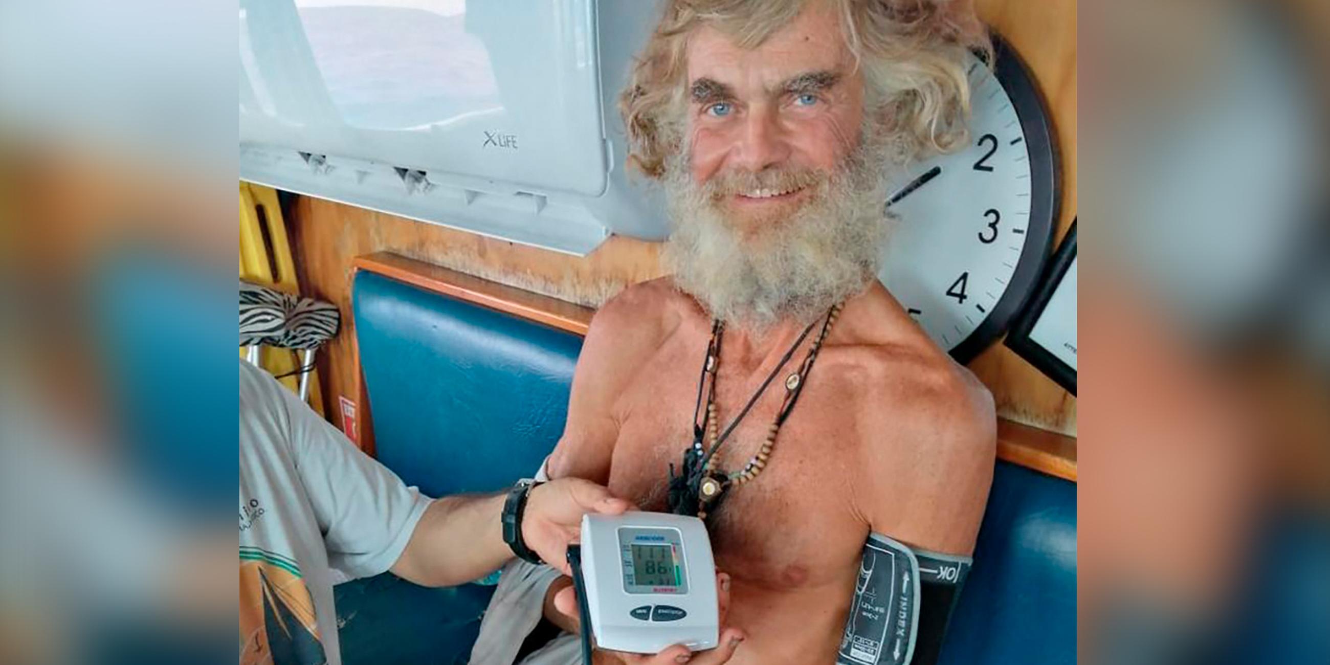 Tim Shaddock der Blutdruck gemessen, nachdem er von einem mexikanischen Thunfischfänger in internationalen Gewässern gerettet wurde.