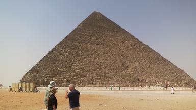 "Time Scanners - Geheimnisse in 3D - Die Pyramiden": Drei Forscher stehen vor der großen Pyramide von Gizeh.