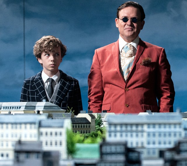 Baron Lefuet (Justus von Dohnányi, r.) weiht Timm (Arved Friese, l.) in seinen perfiden Plan ein. Er will mit Hilfe seines Lachens die Herzen und Geldbörsen der Menschen öffnen.