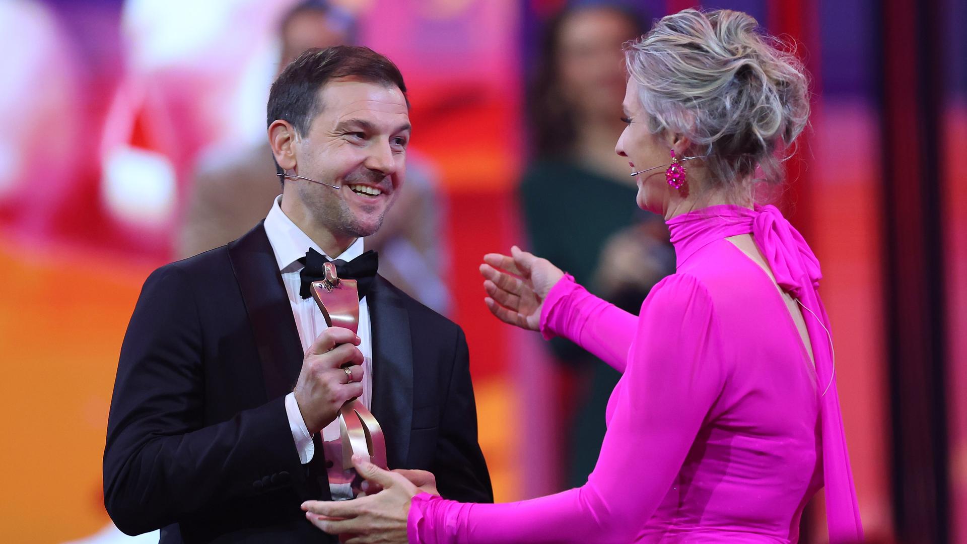 Timo Boll erhält bei der Gala die Ehrung für sein Lebenswerk. Britta Heidemann überreicht den Preis.