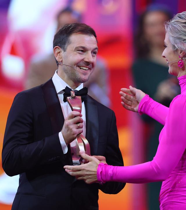 Timo Boll erhält bei der Gala die Ehrung für sein Lebenswerk. Britta Heidemann überreicht den Preis.