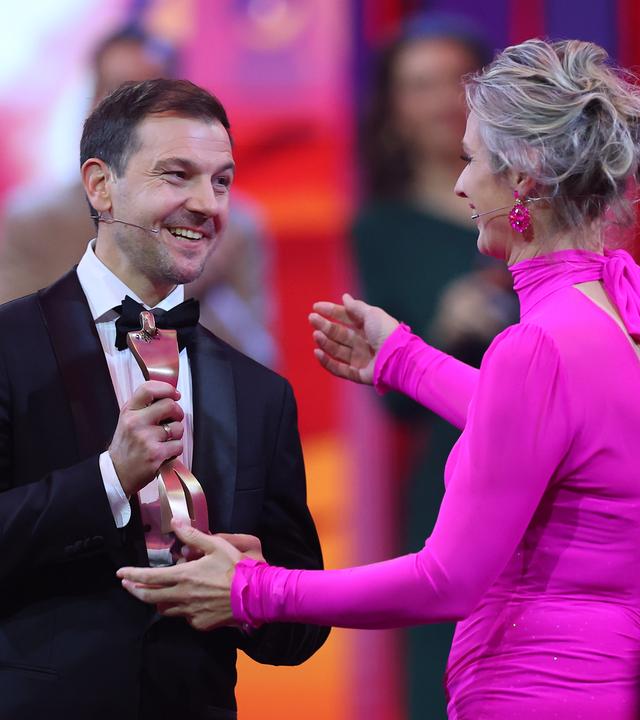 Timo Boll erhält bei der Gala die Ehrung für sein Lebenswerk. Britta Heidemann überreicht den Preis.