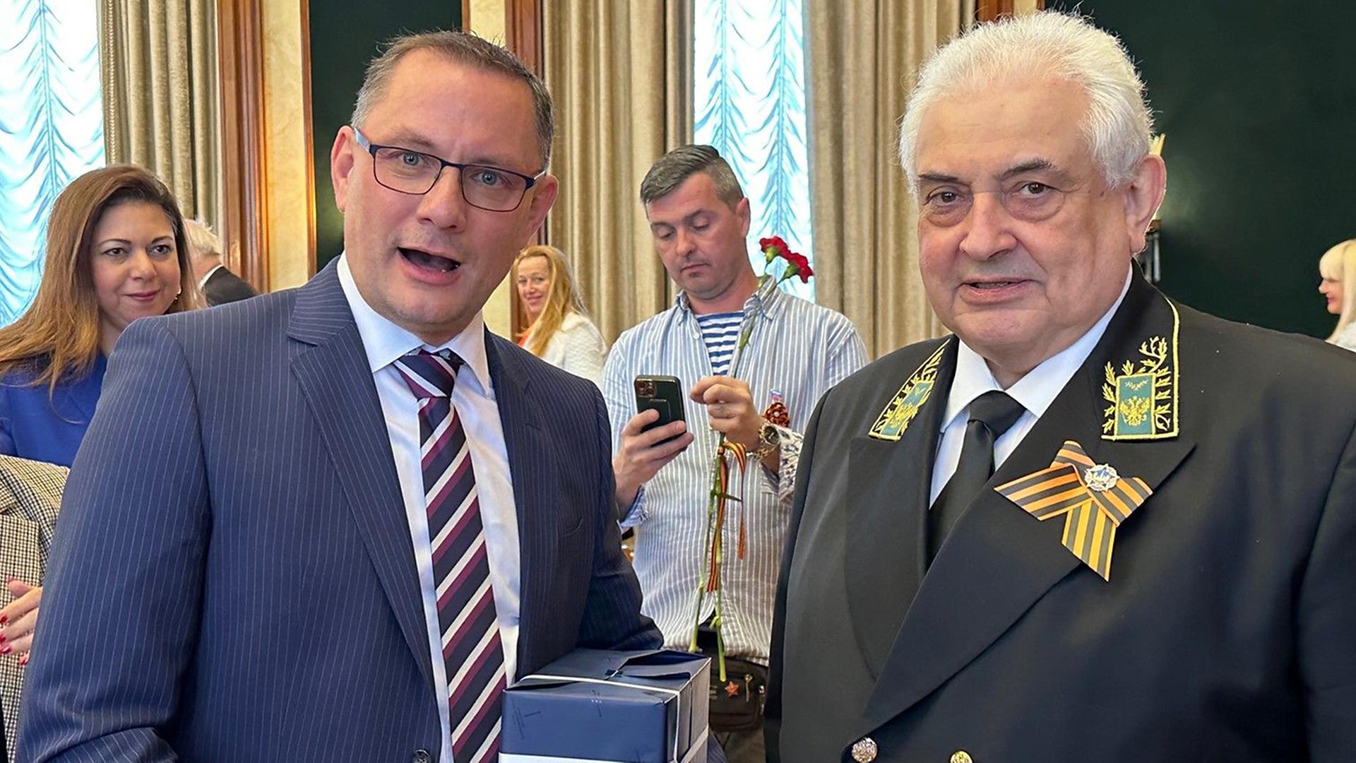 Der AfD-Vorsitzende Tino Chrupalla überreicht dem russischen Botschafter in Deutschland, Sergej Netschajew, ein Geschenk (undatierte Aufnahme)