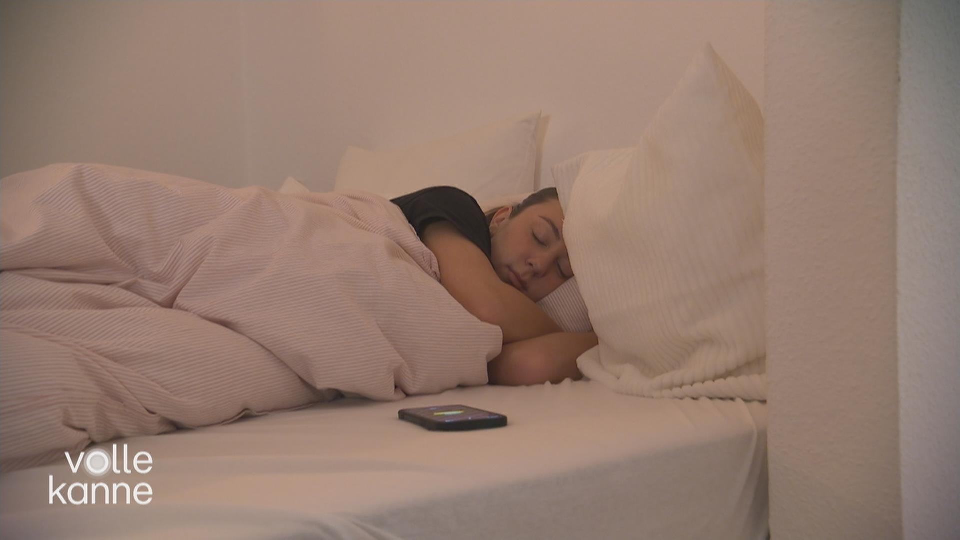 Jemand liegt im Bett und schläft.