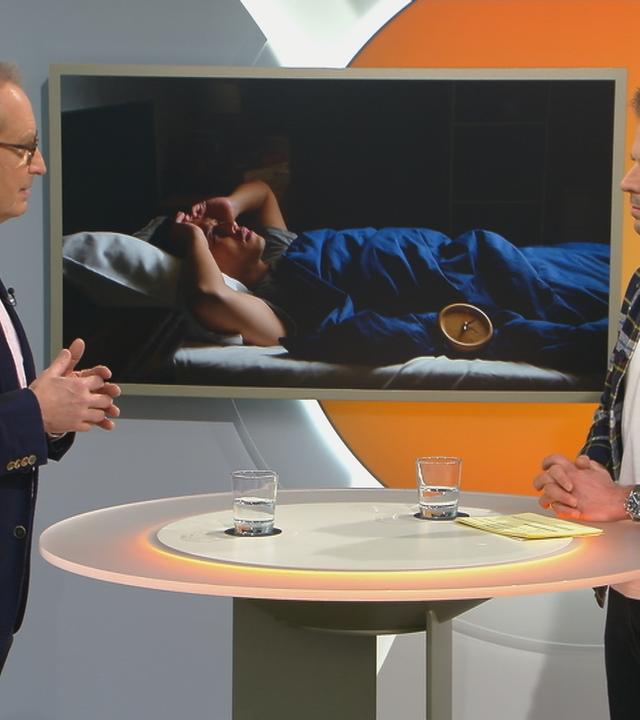 Dr. Christoph Specht ist im Gespräch mit Florian Weiss. Im Hintergrund ist ein Bild eines frustrierten Mannes, der wach im Bett liegt.