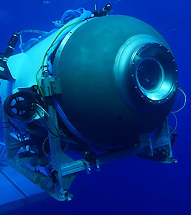 Das Tauchboot "Titan", wie es Unterwasser von einer Plattform aus startet. 