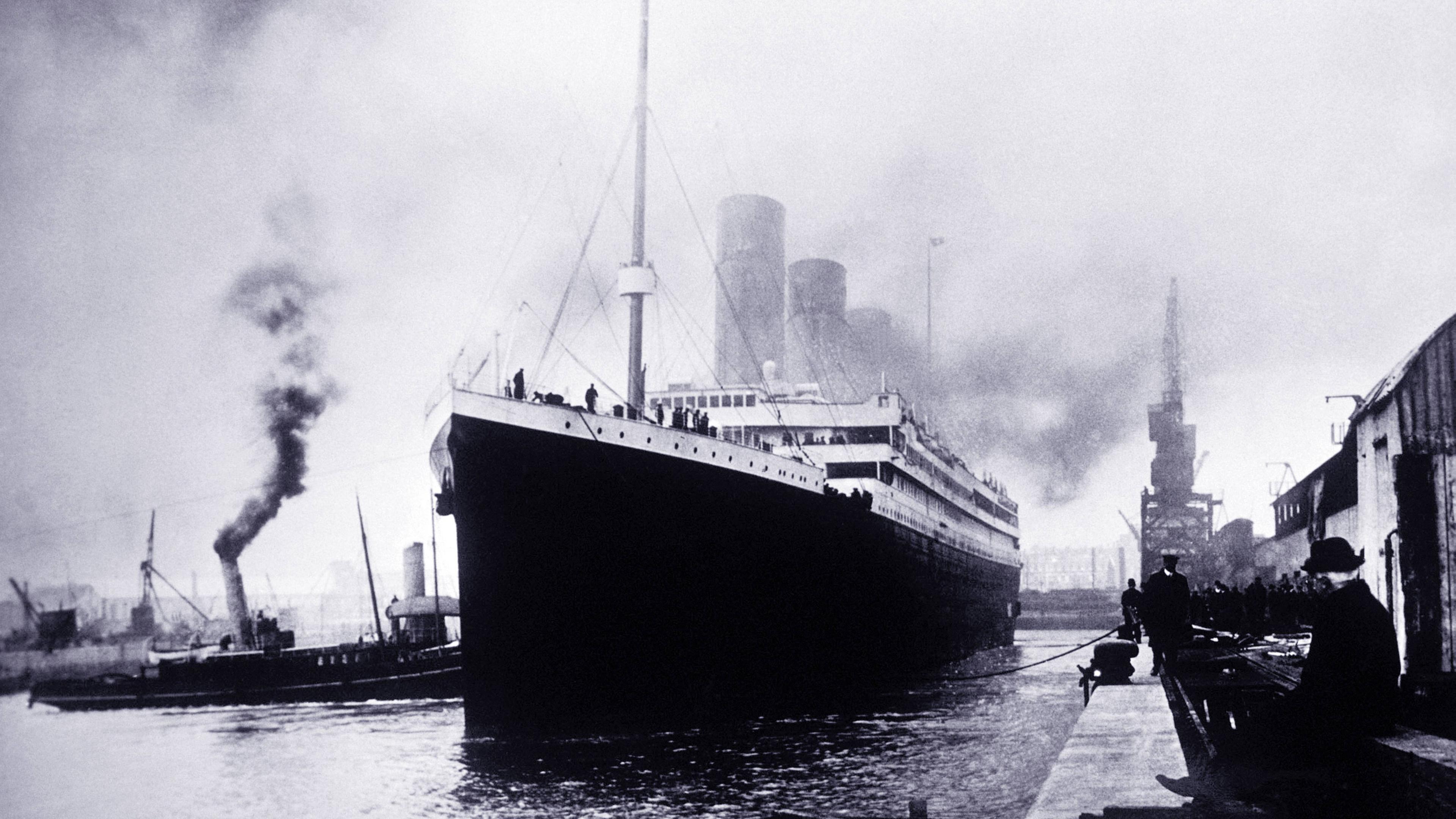 Historisches schwarz-weiß-Foto der Titanic im Hafen von Southampton.