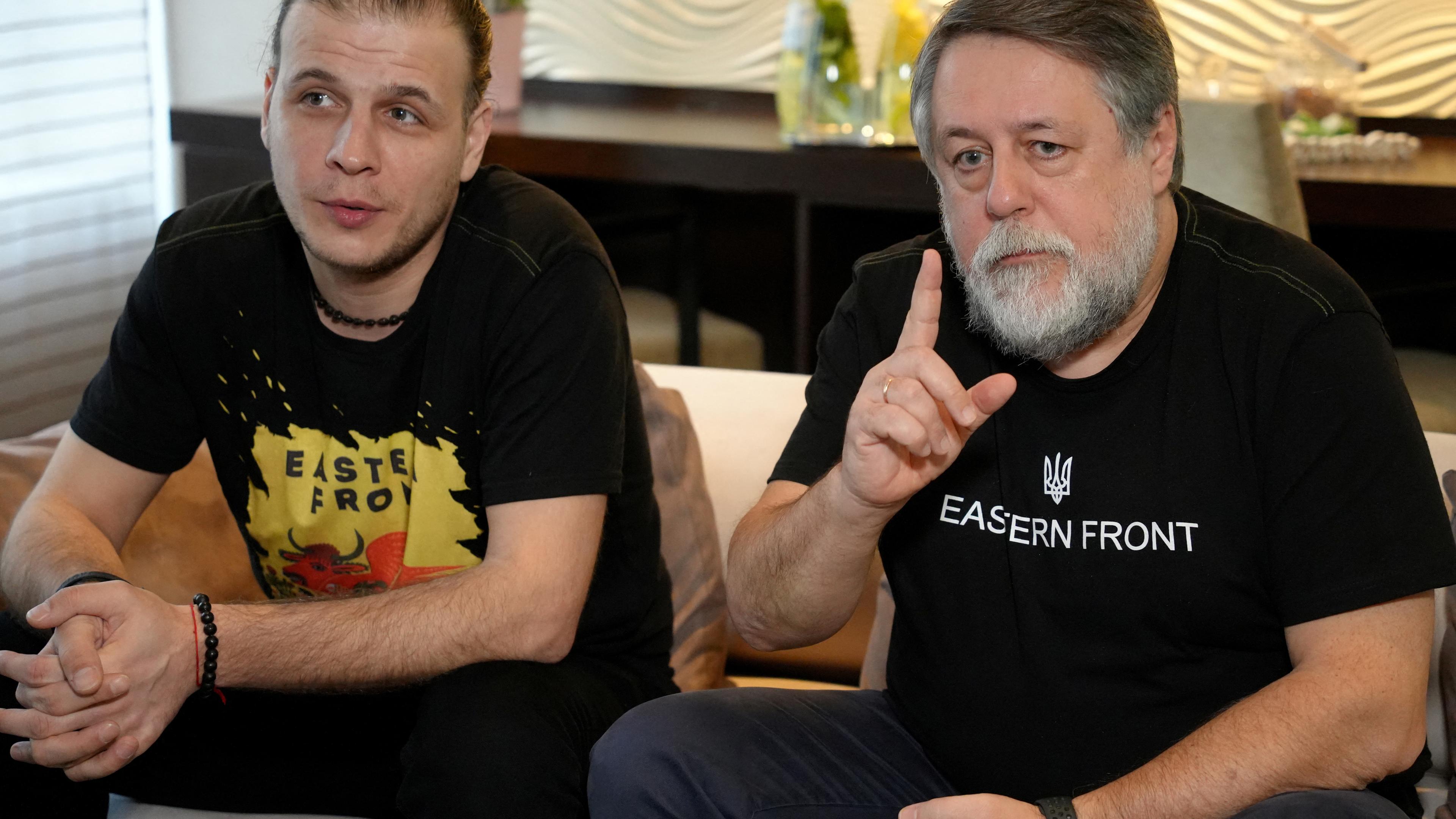 Die beiden ukrainischen Regisseure Yevhen Titarenko und Vitaly Mansky sitzen zum Interview auf einer Couch.