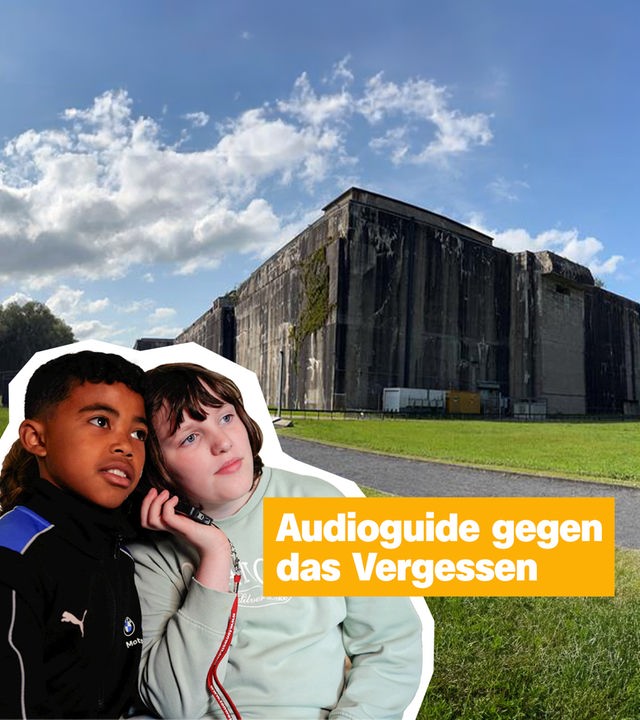 Zwei Kinder hören Audioguide, dahinter Bunker Valentin, daneben Schrift "Audioguide gegen Vergessen"