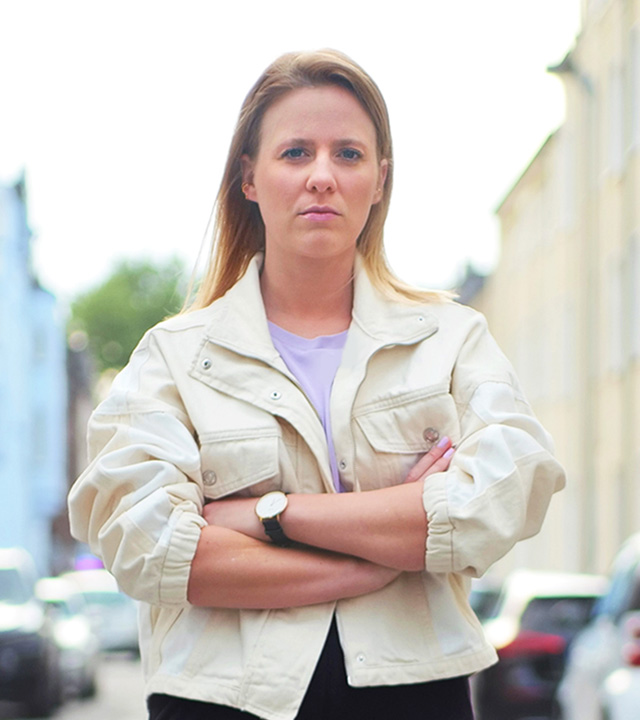 Linda mit verschränkten Armen, darauf Schrift "Reiches Deutschland - arme Kinder?"