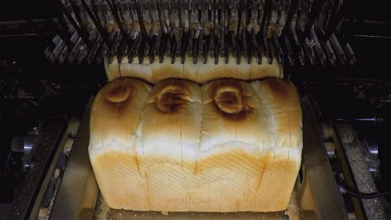 Toastbrot in der Schneidemaschine