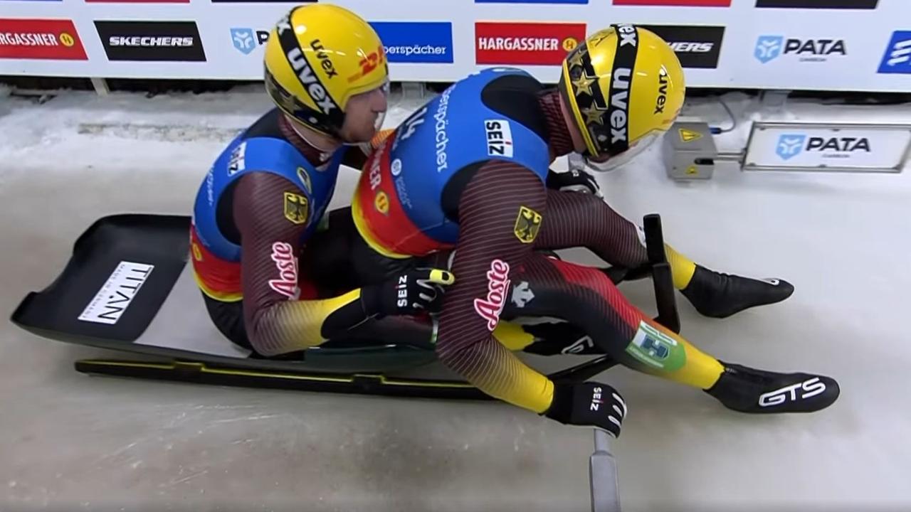 Die deutschen Rennrodler Tobias Wendel und Tobias Arlt befinden sich zum Start in ihrem Rodeldoppelsitzer
