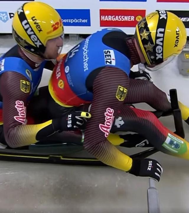 Die deutschen Rennrodler Tobias Wendel und Tobias Arlt befinden sich zum Start in ihrem Rodeldoppelsitzer