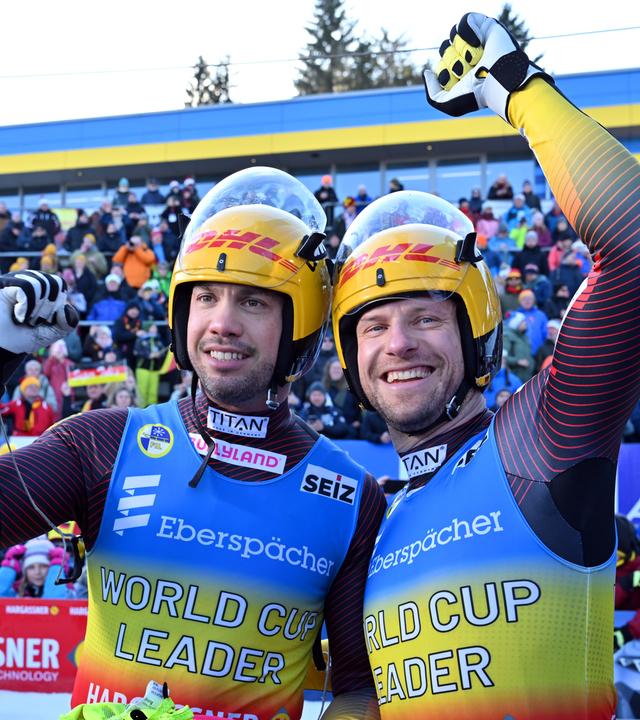 Tobias Wendl und Tobias Arlt bejubeln den EM-Titel im Doppelsitzer in Oberhof