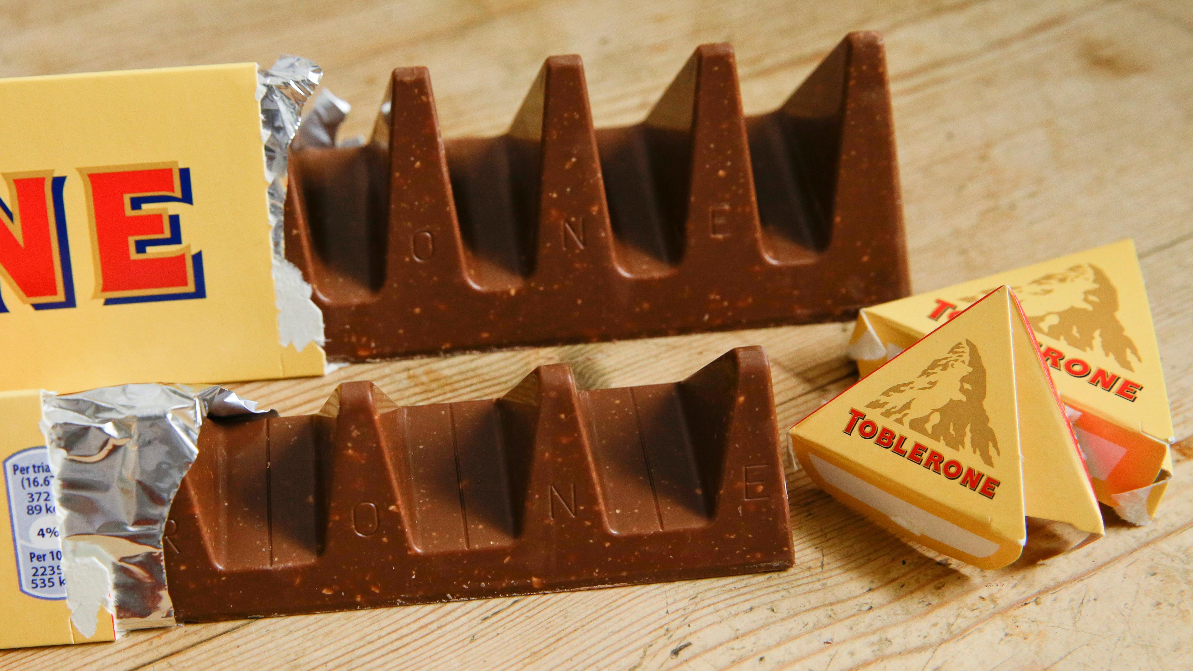 Archiv: Zwei Tafeln der Schweizer Toblerone-Schokolade liege auf einem Tisch
