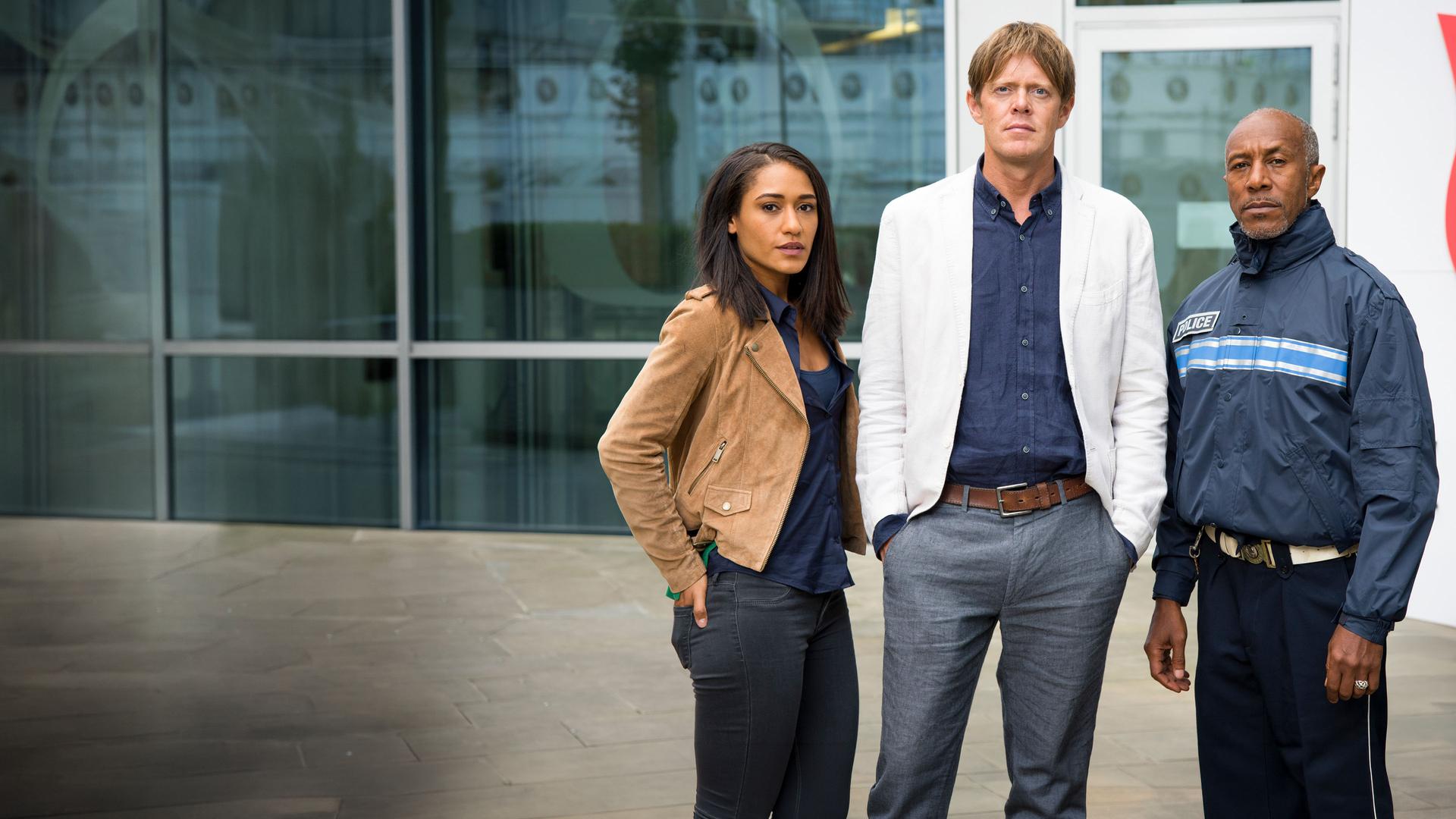 "Death in Paradise - Tod an Bord" (2): Der Polizist Humphrey (Kris Marshall) ist mit seinen zwei Kollegen Dwayne (Danny John-Jules) und Florence (Josephine Jobert)