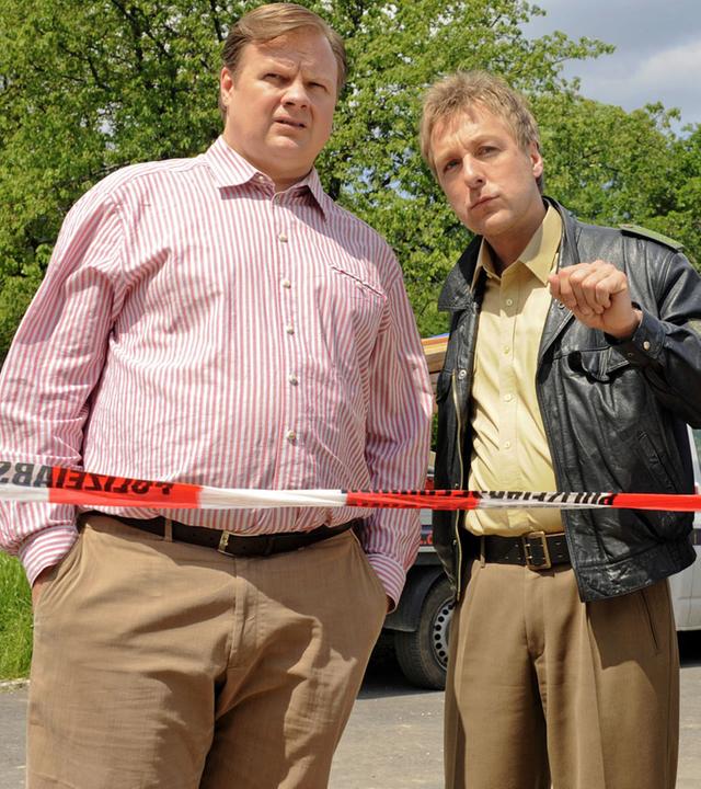 "Die Rosenheim-Cops - Tod auf der Walz": Vor einem Polizeiabsperrband stehen die Kommissare Hartl (Michael A. Grimm), Hansen (Igor Jeftic) und Polizist Mohr (Max Müller).