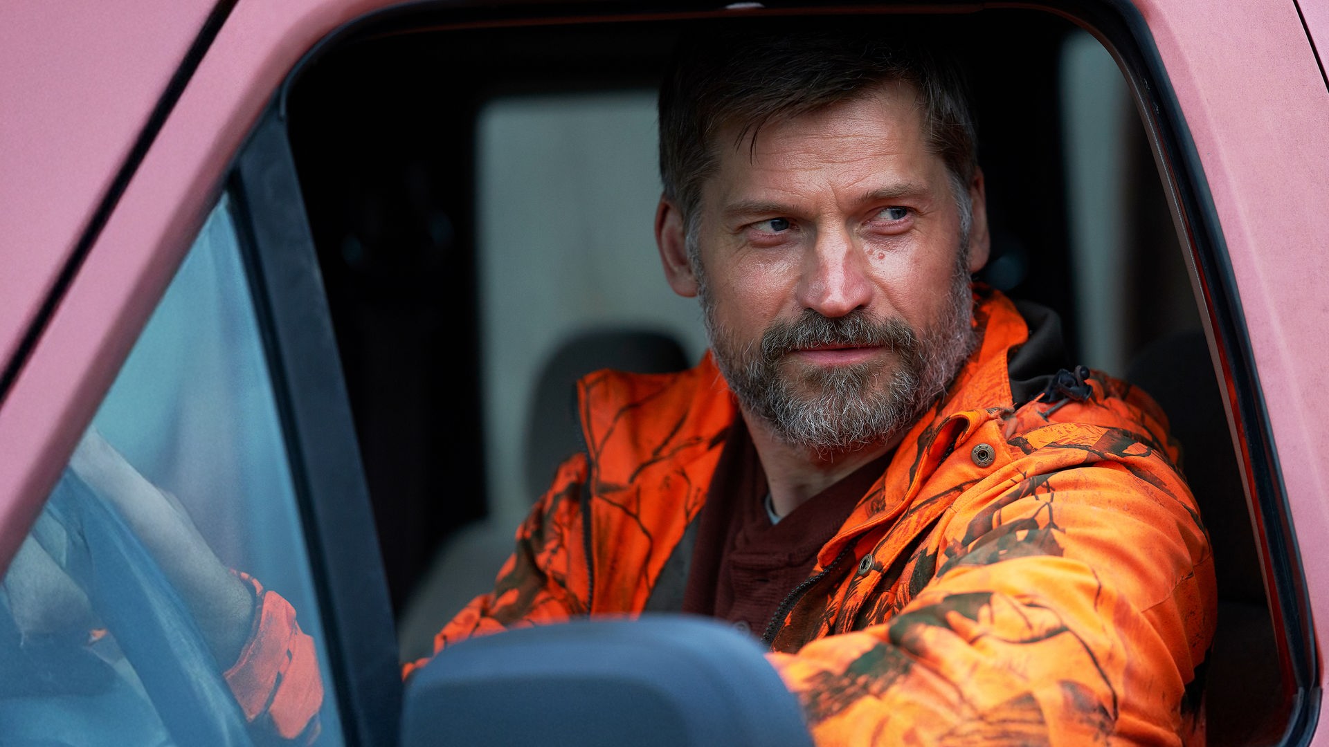 Rayburn (Nikolaj Coster-Waldau) sitzt am Steuer seines Autos und sieht aus dem Fenster.