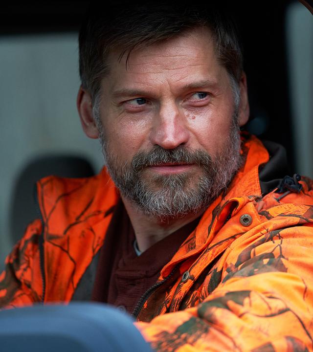 Rayburn (Nikolaj Coster-Waldau) am Steuer seines Wagens. Er sieht aus dem Fenster.