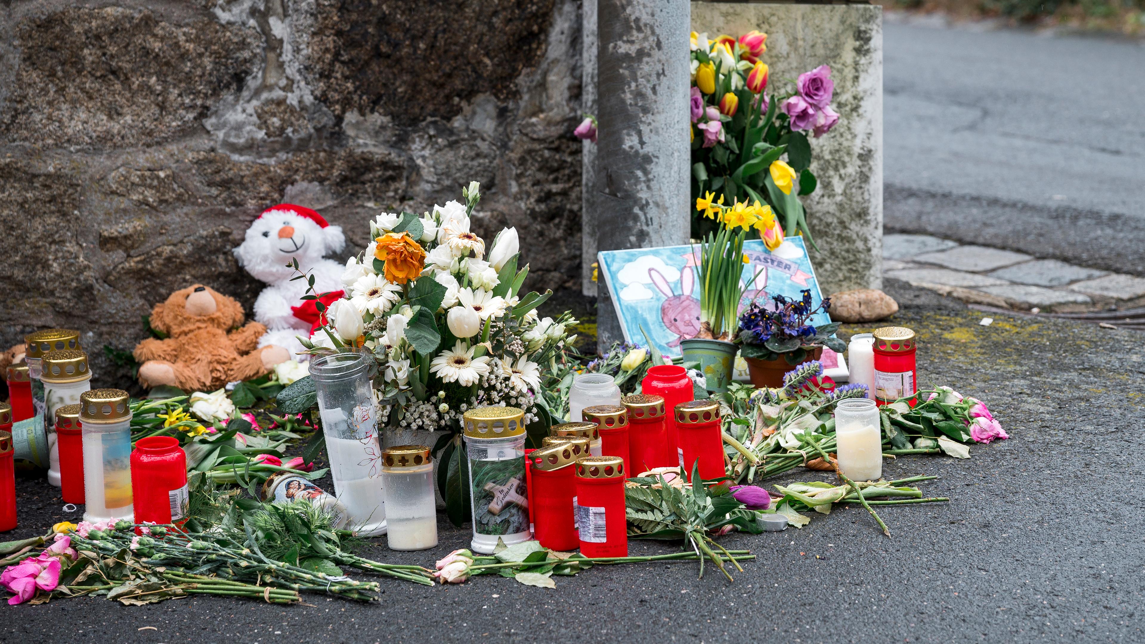  An einer Mauer vor dem Kinder- und Jugendhilfezentrum, in dem eine Zehnjährige tot aufgefunden wurde, liegen Blumen, Kuscheltiere und Kerzen.