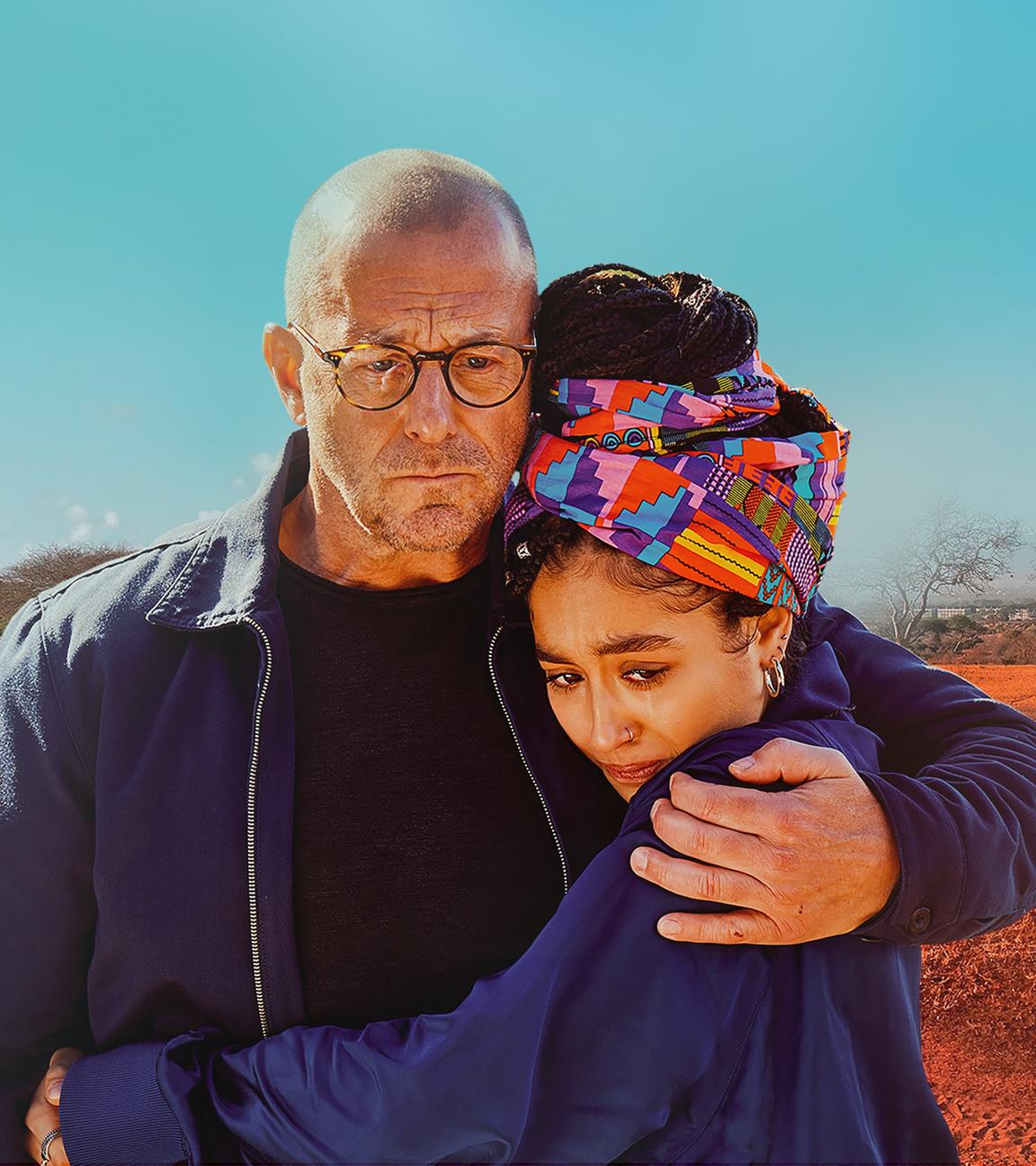 Moritz Wagner (Heino Ferch) steht mit seiner Tochter Aluna (Samirah Breuer) Arm in Arm im Freien. Beide scheinen sehr traurig zu sein und trösten sich gegenseitig. Im Hintergrund eine Savannenlandschaft.